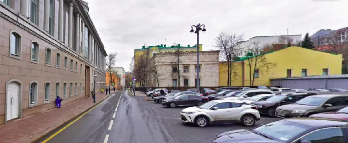 В Москве с машины посольства Испании сняли номера