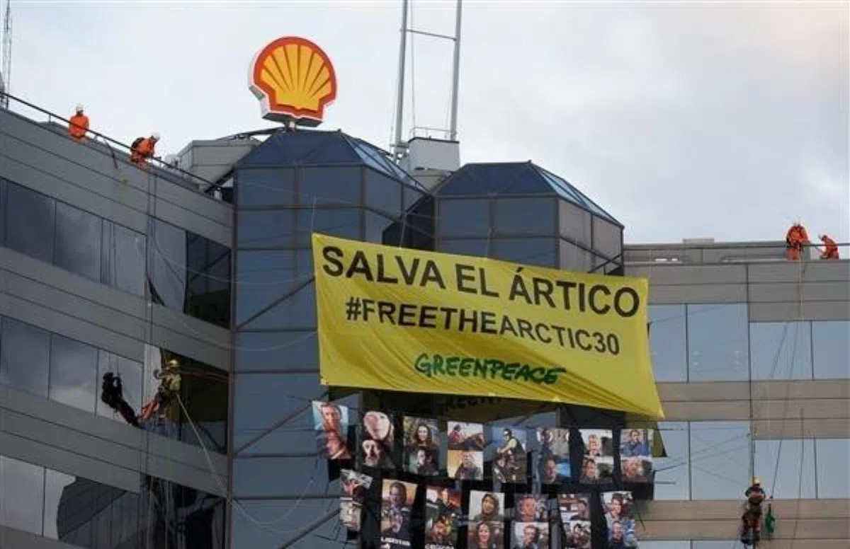 В Мадриде проходит акция в поддержку экипажа Arctic Sunrise