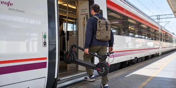 Renfe снова разрешила провозить электросамокаты в поездах