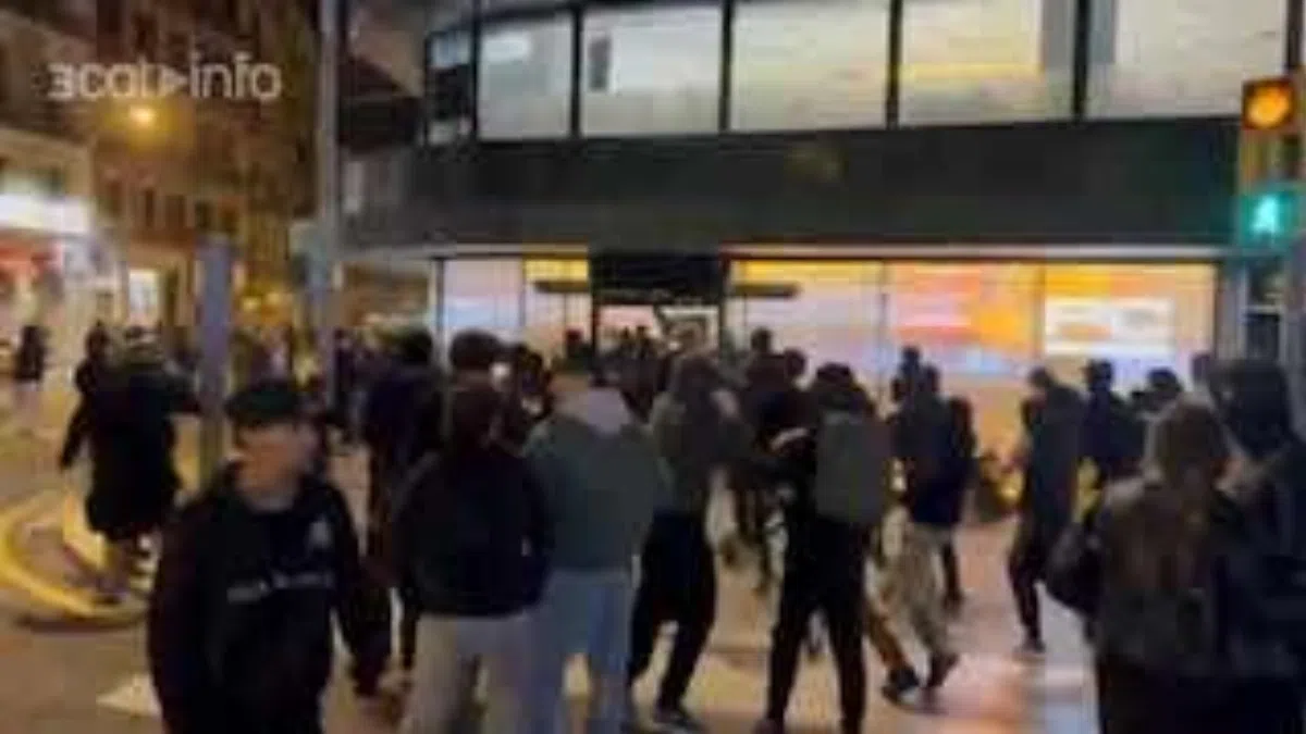 В центре Барселоны продолжаются беспорядки; полиция просит не приближаться к площади Каталонии